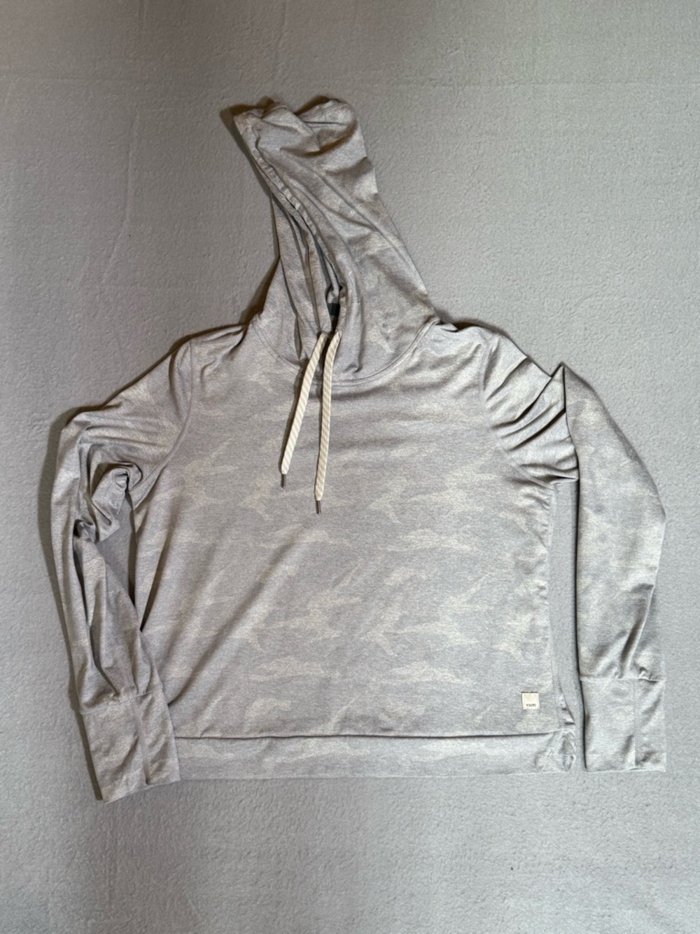 Vuori Hoodie Womens Medium Halo Essential Camo Grey Stretch Cropped Sweatshirt